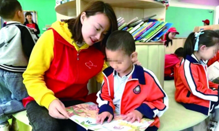 在少儿阅读区亲热关于少儿阅读区的亲热氛围，培养孩子们的阅读兴趣和习惯