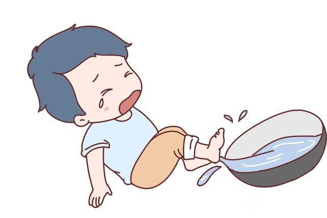 孩子后退时不小心摔进热锅孩子意外摔入热锅，家长如何应对？