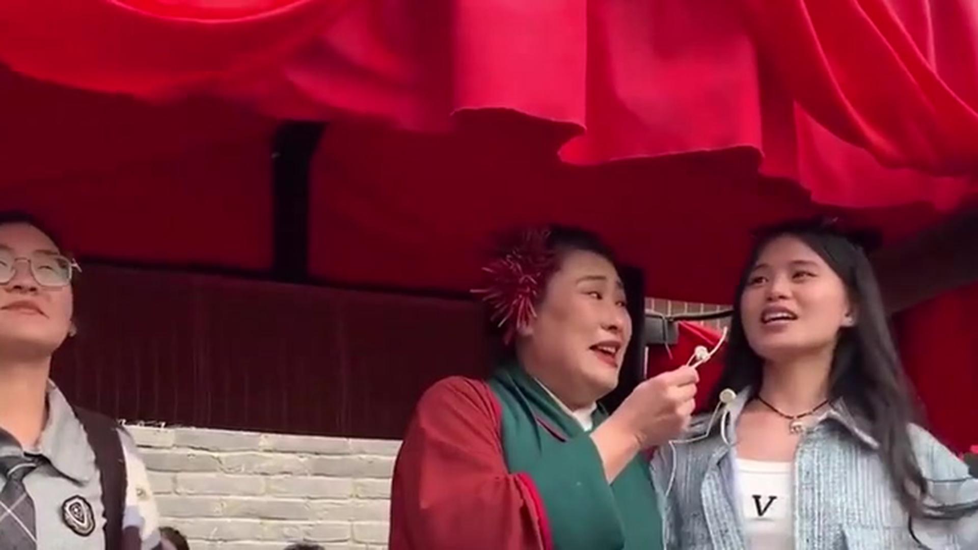 女子回应在王婆说媒现场索要千万彩礼女子回应王婆说媒现场索要千万彩礼，背后的故事与深层思考