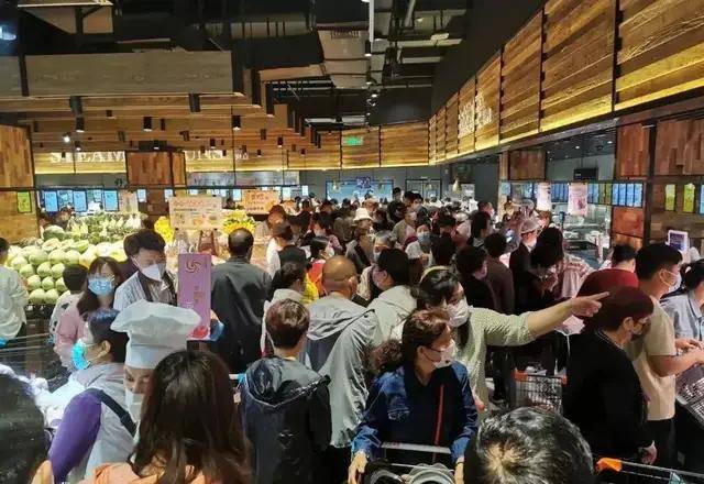 一瓶200元 黄牛涌入胖东来抢酒关于黄牛涌入胖东来超市抢购商品的现象，特别是在涉及一瓶售价为200元的酒类商品时，这种情况可能涉及多个方面。