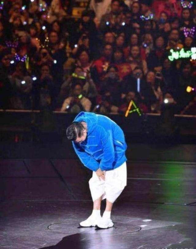 房主任哽咽呼吁大家不要买黄牛票房主任哽咽呼吁大家不要买黄牛票，尊重公平，拒绝非法行为