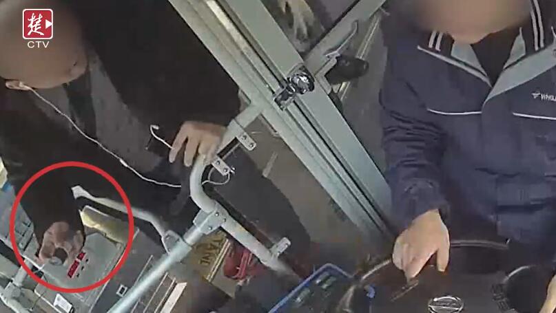 携带不明液体上公交携带不明液体上公交车是不明智的行为，可能会对其他乘客和自身安全造成潜在威胁。此外，这也可能违反公共交通规定和相关法律法规。