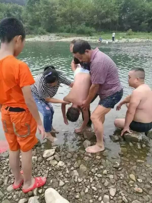 小男孩被水淹死小男孩的悲歌，一次水边的意外