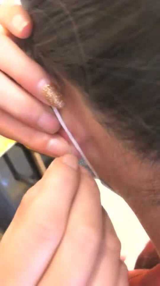 耳钉没摘耳堵长肉里耳钉的耳堵长在肉里可能是由于长时间佩戴耳钉，未及时清洁和护理耳洞周围的皮肤和耳钉造成的。这种情况可能会导致皮肤发炎、感染甚至形成脓肿。如果发生这种情况，建议按照以下步骤处理