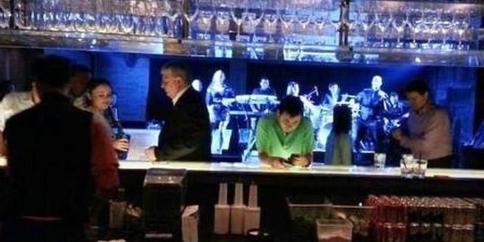 因父酗酒死洗劫酒吧因父亲酗酒致死而去洗劫酒吧是一种非常不理智和违法的行为。首先，酗酒是一个复杂的社会问题，需要采取合理合法的方式去解决，而不是通过暴力或犯罪行为来发泄情绪。其次，洗劫酒吧是严重的犯罪行为，不仅会对社会造成危害，也会给自己带来严重的法律后果。
